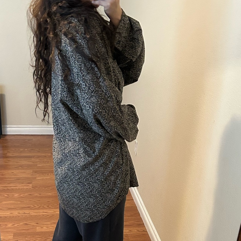 Patterned Button-Up Shirt - Picture 4 of 6
